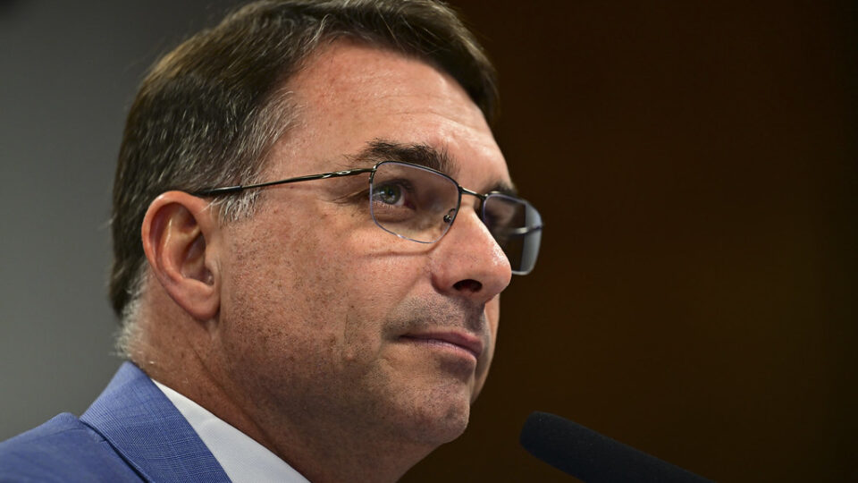 Como Flávio Bolsonaro está atraindo o Centrão para sua campanha presidencial?