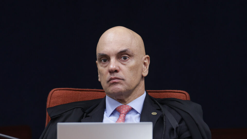 Moraes impõe a Bolsonaro prisão domiciliar mais severa que a de Collor