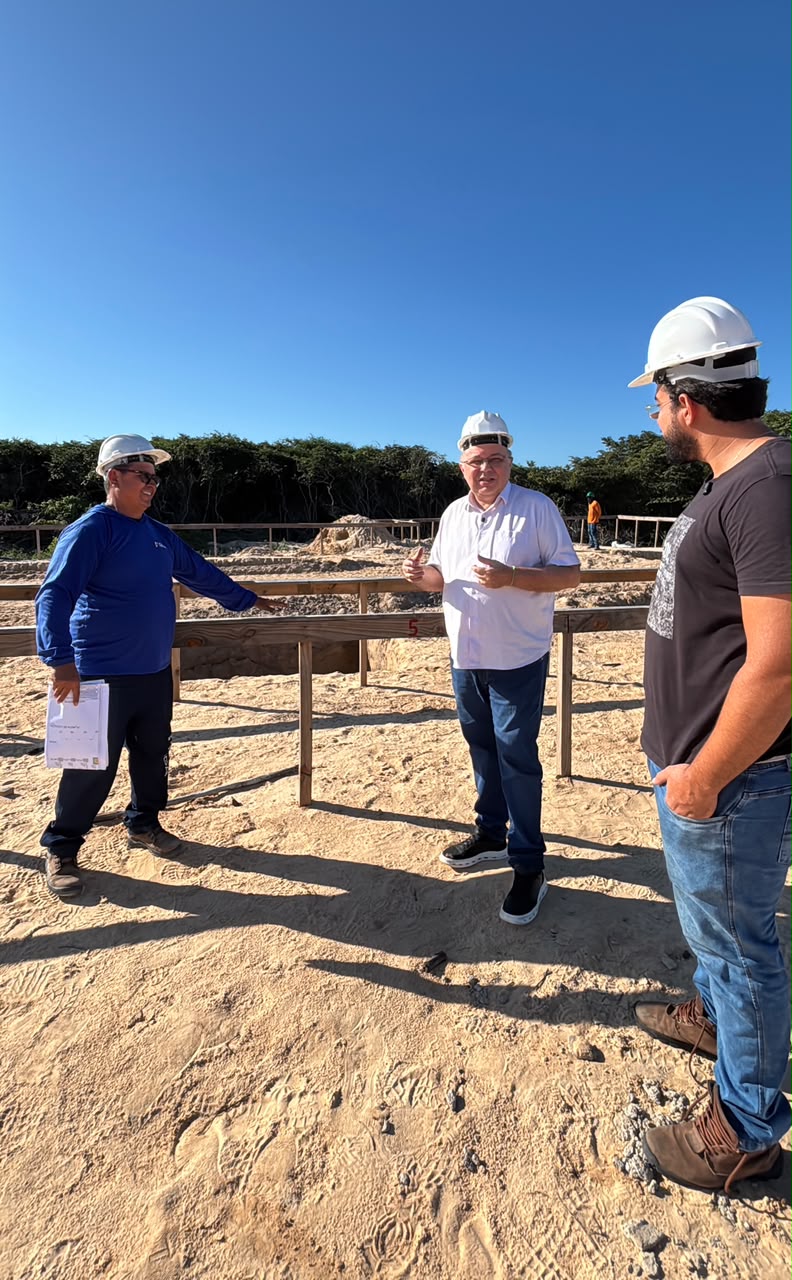 Florentino visita canteiro de obras do hospital universitário de Parnaíba